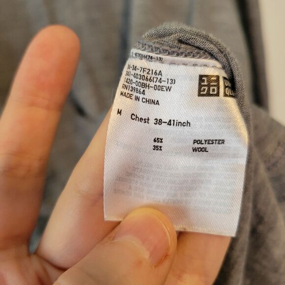 Uniqlo Gray Mock Neck Wool Blend Gray Top Size Medium Base Layer - Picture 5 of 5